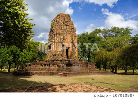 世界遺産・古代都市シーテープのクメール様式の塔（タイ・ペッチャブーン県） 107010987