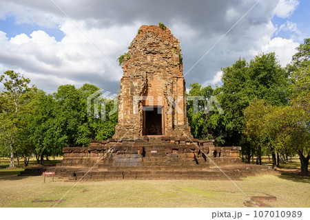 世界遺産・古代都市シーテープのクメール様式の塔(タイ・ペッチャブーン県) 世界遺産・古代都市シーテープのクメール様式の塔(タイ・ペッチャブーン県) 107010989