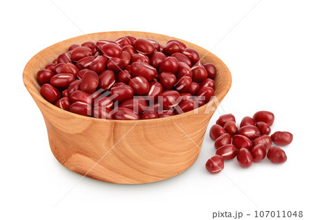 Red adzuki beans in wooden bowl isolated on white background 107011048