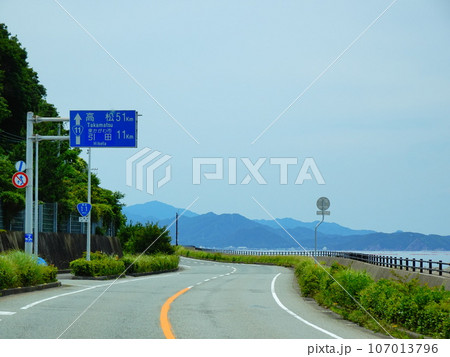 海沿いを行く国道11号線の風景 海沿いを行く国道11号線の風景 107013796