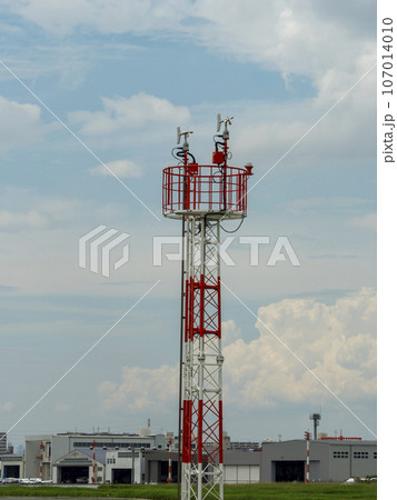 空港に設置された風車型風向風速計 空港に設置された風車型風向風速計 107014010