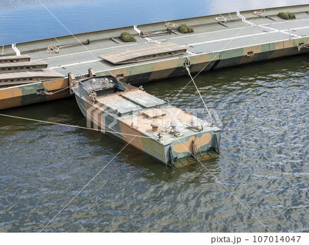 河川で渡河訓練中の92式浮橋と動力ボート 107014047