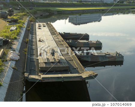 河川で渡河訓練中の92式浮橋と動力ボート 107014069