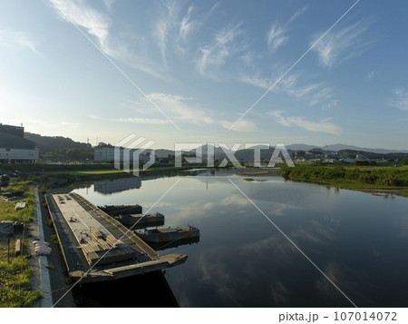 河川で渡河訓練中の92式浮橋と動力ボート 河川で渡河訓練中の92式浮橋と動力ボート 107014072