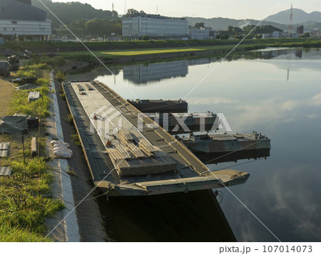 河川で渡河訓練中の92式浮橋と動力ボート 107014073