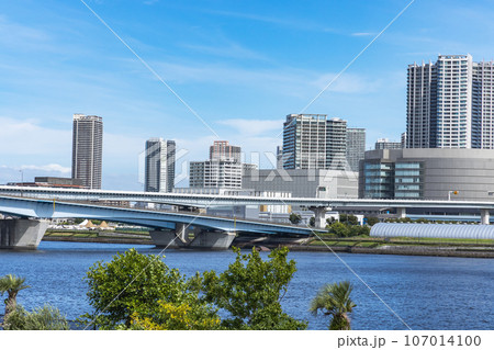 水辺に建つ東京のビル群 水辺に建つ東京のビル群 107014100