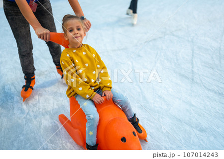 Child skating with mother using children seal skate aid 107014243