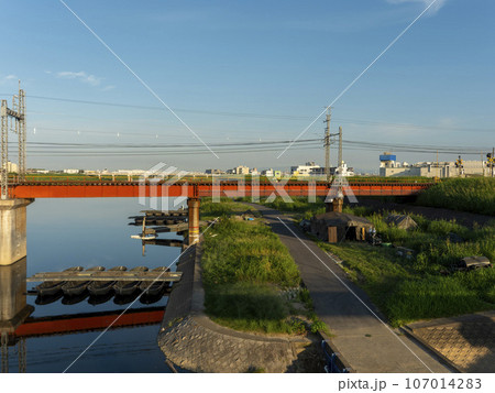 河川に設置された陸上自衛隊施設科の軽徒橋とボート 107014283