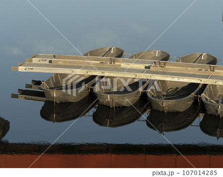 河川に設置された陸上自衛隊施設科の軽徒橋とボート 107014285