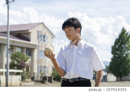 学校の校庭でボールを持つ男子中学生 学校の校庭でボールを持つ男子中学生 107014301
