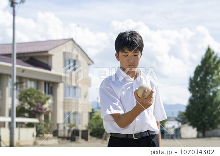 学校の校庭でボールを持つ男子中学生 学校の校庭でボールを持つ男子中学生 107014302