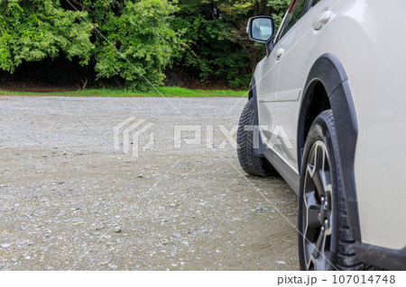 オールシーズンタイヤを装着した自動車 オールシーズンタイヤを装着した自動車 107014748