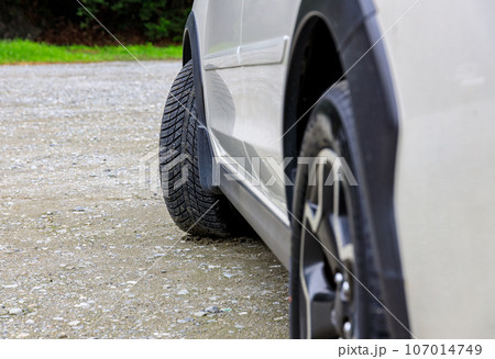 オールシーズンタイヤを装着した自動車 オールシーズンタイヤを装着した自動車 107014749