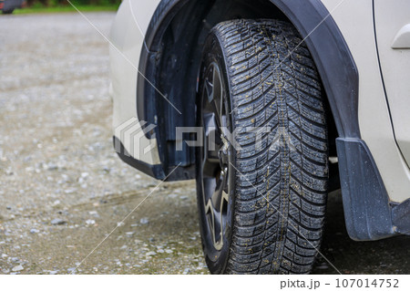 オールシーズンタイヤを装着した自動車 オールシーズンタイヤを装着した自動車 107014752