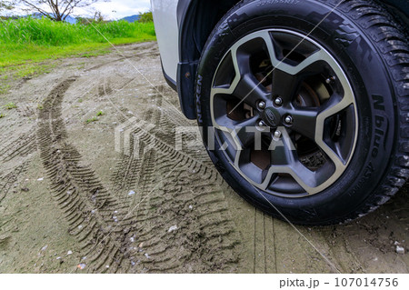 オールシーズンタイヤを装着した四輪駆動車 オールシーズンタイヤを装着した四輪駆動車 107014756