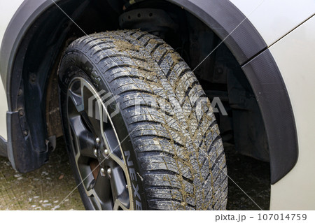オールシーズンタイヤを装着した自動車 オールシーズンタイヤを装着した自動車 107014759
