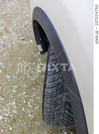 オールシーズンタイヤを装着した自動車 オールシーズンタイヤを装着した自動車 107014760