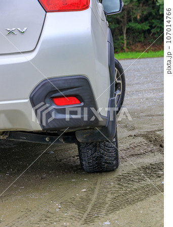 オールシーズンタイヤを装着した自動車 オールシーズンタイヤを装着した自動車 107014766