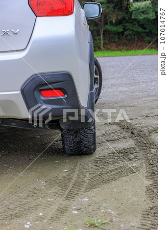 オールシーズンタイヤを装着した自動車 オールシーズンタイヤを装着した自動車 107014767