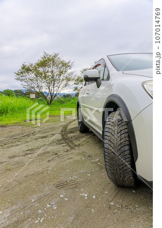 オールシーズンタイヤを装着した自動車 オールシーズンタイヤを装着した自動車 107014769
