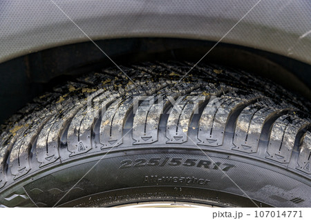 オールシーズンタイヤを装着した自動車 オールシーズンタイヤを装着した自動車 107014771