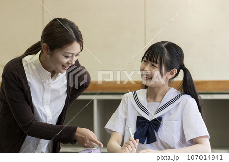 授業を受ける女子中学生と女性教師 授業を受ける女子中学生と女性教師 107014941