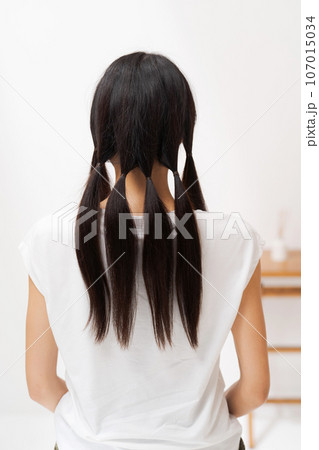 ヘアドネーションをする女性 ヘアドネーションをする女性 107015034