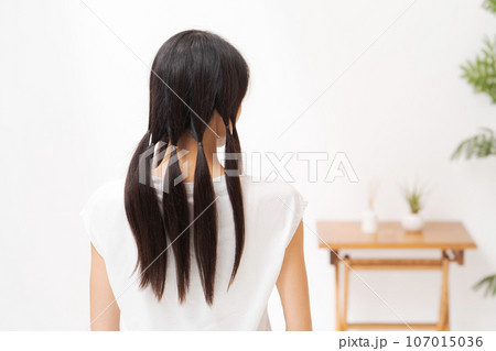 ヘアドネーションをする女性 ヘアドネーションをする女性 107015036