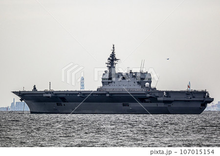 横須賀海上で停泊する海上自衛隊のヘリコプター搭載護衛艦「いずも」 横須賀海上で停泊する海上自衛隊のヘリコプター搭載護衛艦「いずも」 107015154