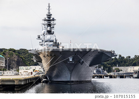 神奈川県の海上自衛隊横須賀基地に停泊するヘリコプター搭載護衛艦「いずも」 107015155