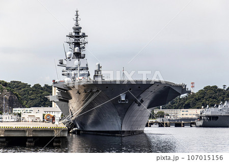 神奈川県の海上自衛隊横須賀基地に停泊するヘリコプター搭載護衛艦「いずも」 107015156