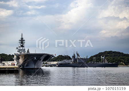 神奈川県の海上自衛隊横須賀基地に停泊するヘリコプター搭載護衛艦「いずも」 神奈川県の海上自衛隊横須賀基地に停泊するヘリコプター搭載護衛艦「いずも」 107015159