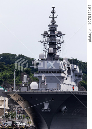 神奈川県の海上自衛隊横須賀基地に停泊するヘリコプター搭載護衛艦「いずも」 107015163