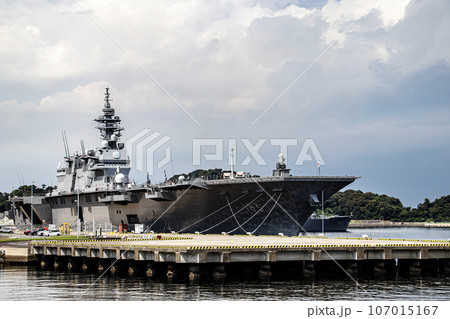 神奈川県の海上自衛隊横須賀基地に停泊するヘリコプター搭載護衛艦「いずも」 107015167