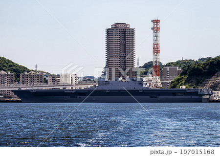 神奈川県の海上自衛隊横須賀基地に停泊するヘリコプター搭載護衛艦「いずも」 107015168