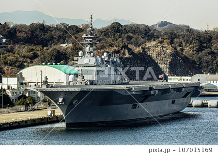 神奈川県の海上自衛隊横須賀基地に停泊するヘリコプター搭載護衛艦「いずも」 107015169