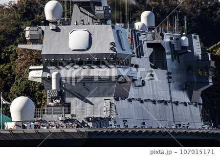 神奈川県の海上自衛隊横須賀基地に停泊するヘリコプター搭載護衛艦「いずも」の艦橋 神奈川県の海上自衛隊横須賀基地に停泊するヘリコプター搭載護衛艦「いずも」の艦橋 107015171
