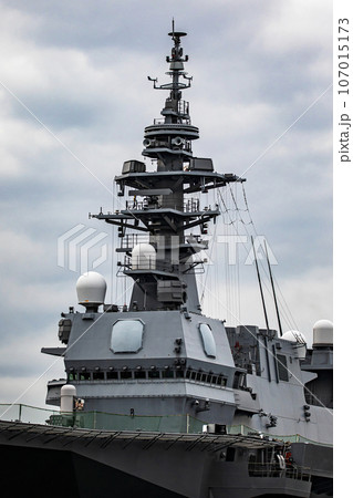 神奈川県の海上自衛隊横須賀基地に停泊するヘリコプター搭載護衛艦「いずも」の艦橋 107015173