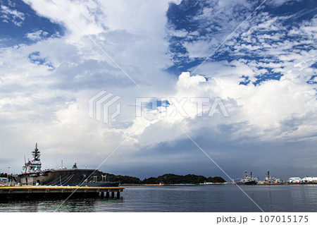 神奈川県の海上自衛隊横須賀基地に停泊するヘリコプター搭載護衛艦「いずも」 107015175