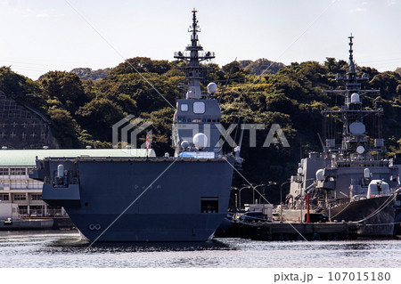 神奈川県の海上自衛隊横須賀基地に停泊するヘリコプター搭載護衛艦「ひゅうが」 神奈川県の海上自衛隊横須賀基地に停泊するヘリコプター搭載護衛艦「ひゅうが」 107015180