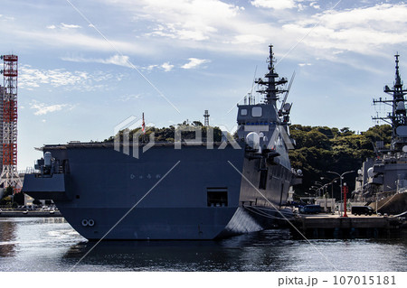 神奈川県の海上自衛隊横須賀基地に停泊するヘリコプター搭載護衛艦「ひゅうが」 神奈川県の海上自衛隊横須賀基地に停泊するヘリコプター搭載護衛艦「ひゅうが」 107015181