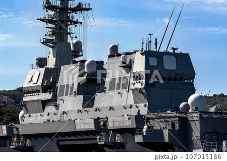 神奈川県の海上自衛隊横須賀基地に停泊するヘリコプター搭載護衛艦「ひゅうが」の艦橋 107015186