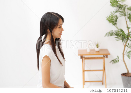 ヘアドネーションをする女性 ヘアドネーションをする女性 107015211