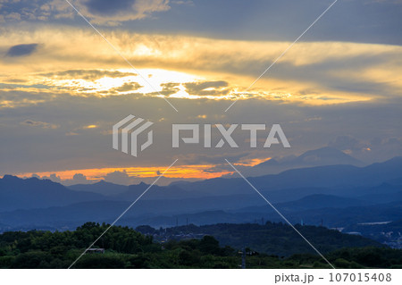 高崎市の鼻高町の高台から観た刻々と変わる夕刻の風景 高崎市の鼻高町の高台から観た刻々と変わる夕刻の風景 107015408
