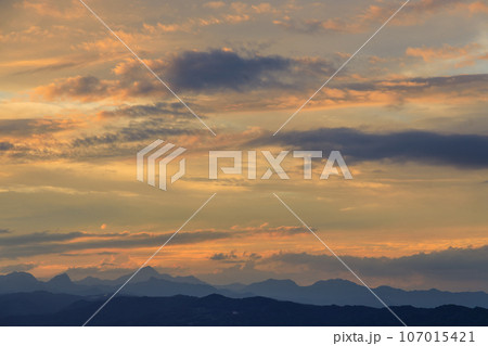 高崎市の鼻高町の高台から観た刻々と変わる夕刻の風景 高崎市の鼻高町の高台から観た刻々と変わる夕刻の風景 107015421