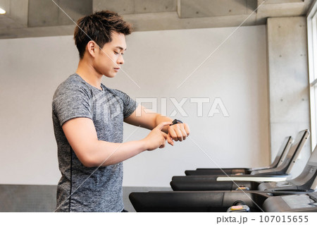 トレーニングジムでトレーニングをする男性 107015655