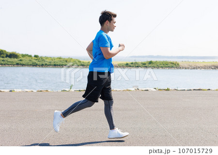 ジョギングをする若い男性 107015729