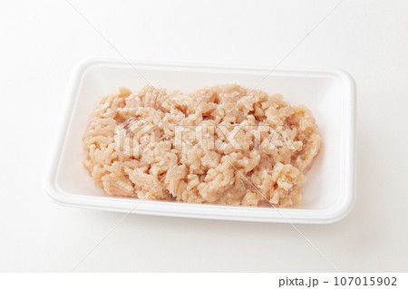 トレーに入った鶏ひき肉 白バック トレーに入った鶏ひき肉 白バック 107015902