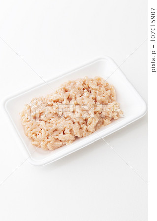 トレーに入った鶏ひき肉　白バック 107015907