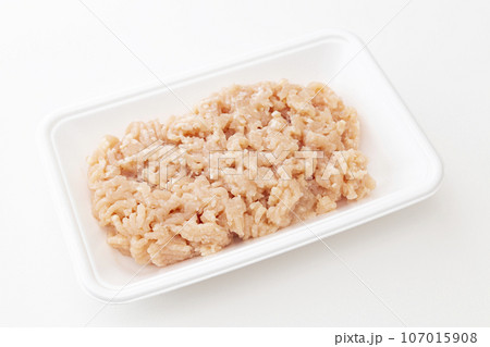 トレーに入った鶏ひき肉　白バック 107015908